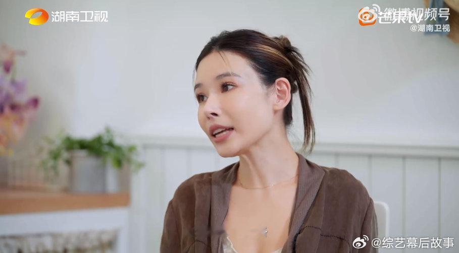 于《背后》中葛夕道出单人婚纱照缘由，曾经怕离婚而放弃，现在为自己披上柔美白纱。从