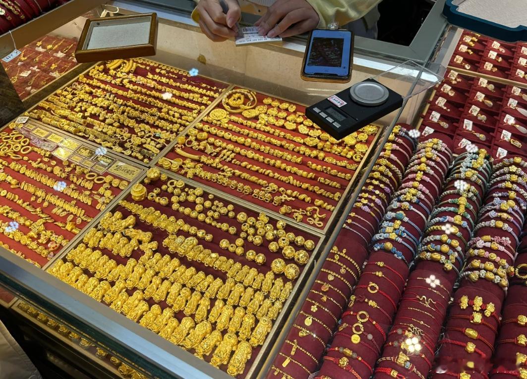 比疯狂的石头更疯狂的是疯狂的黄金，最近国际金价一路飙升，国内金饰价格直接破千，周