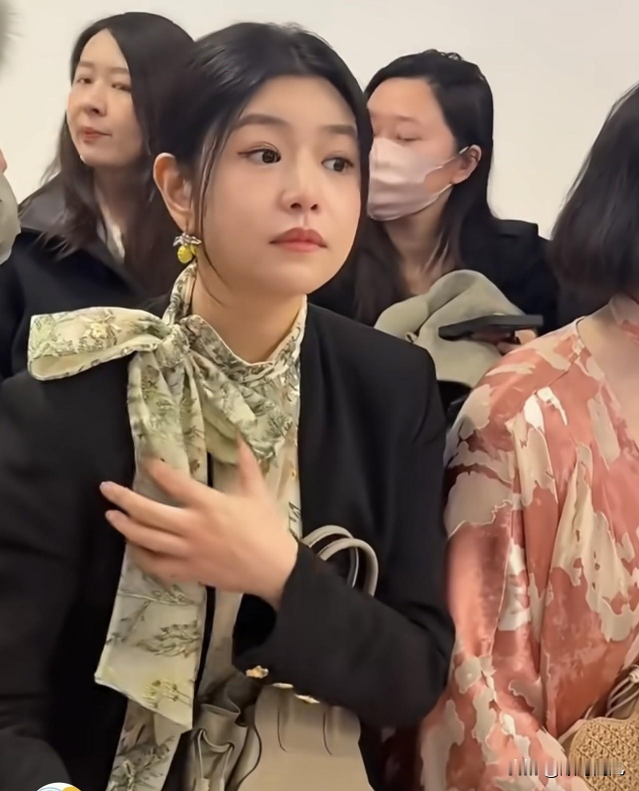 陈妍希和陈小纭坐一起，原生脸太扛打了，这么一对比，陈妍希的脸又小又精致，本来陈小