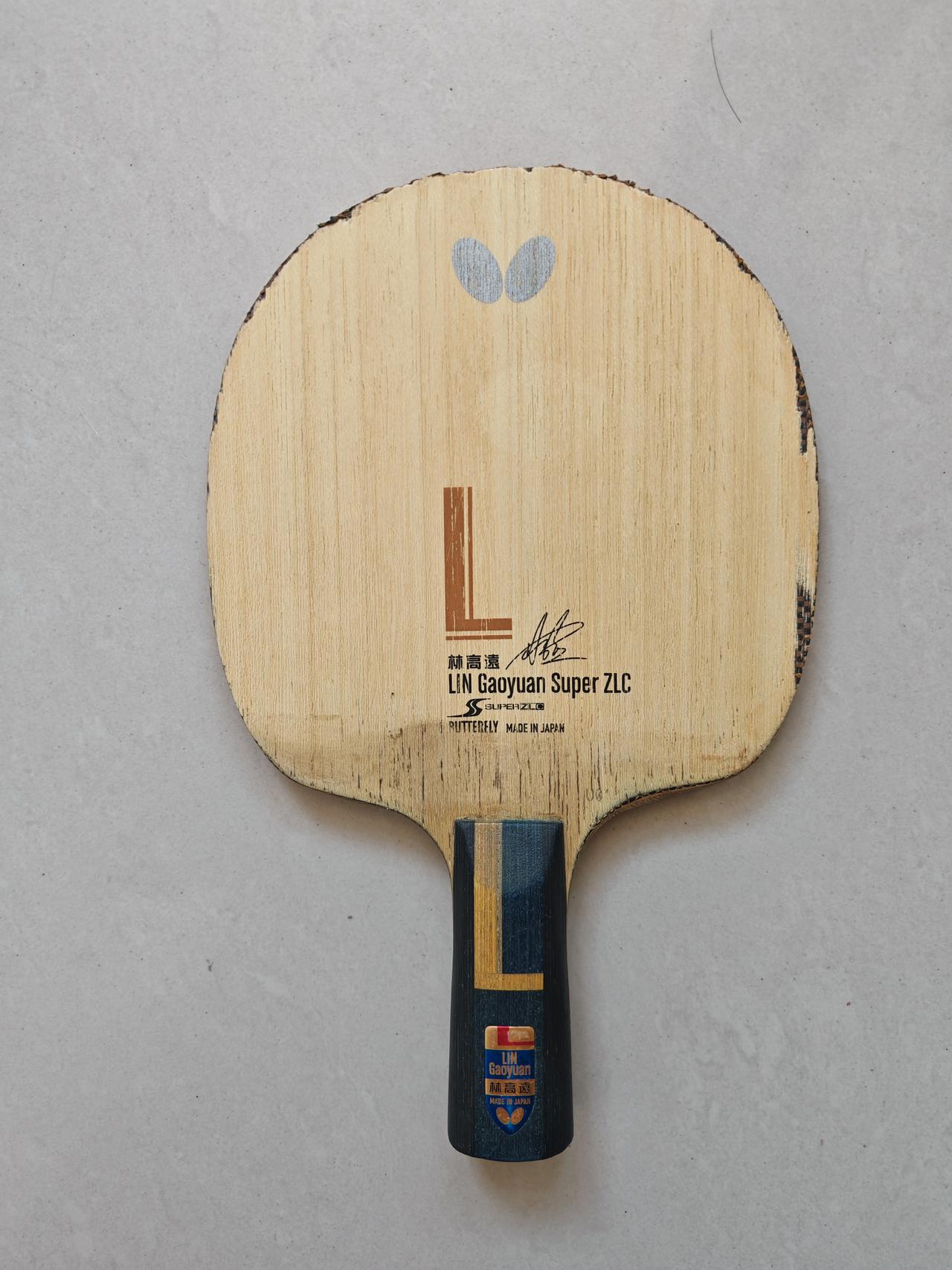 前两天，一位比较熟悉的球友，拿来了让他乱改后，手柄处损坏了的球拍。
这是一块价格