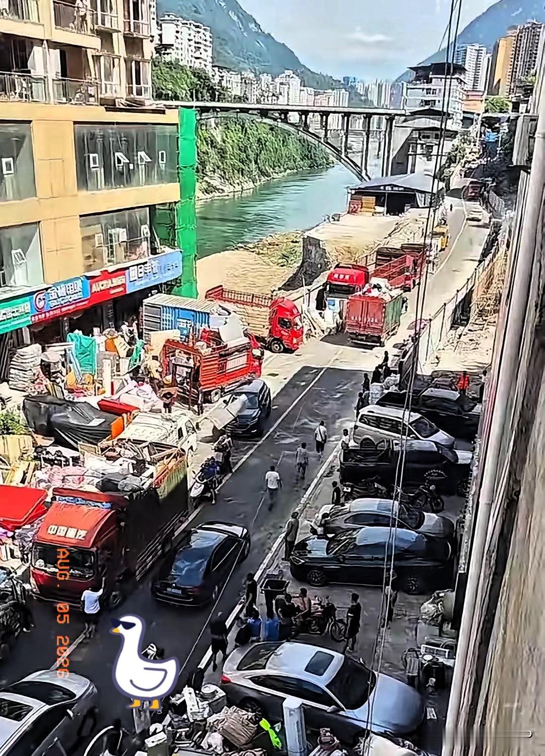 全部都要搬家了！彭水县塌方地段沙坨社区沿河地段被专家鉴定为地质灾害危险区，所有房