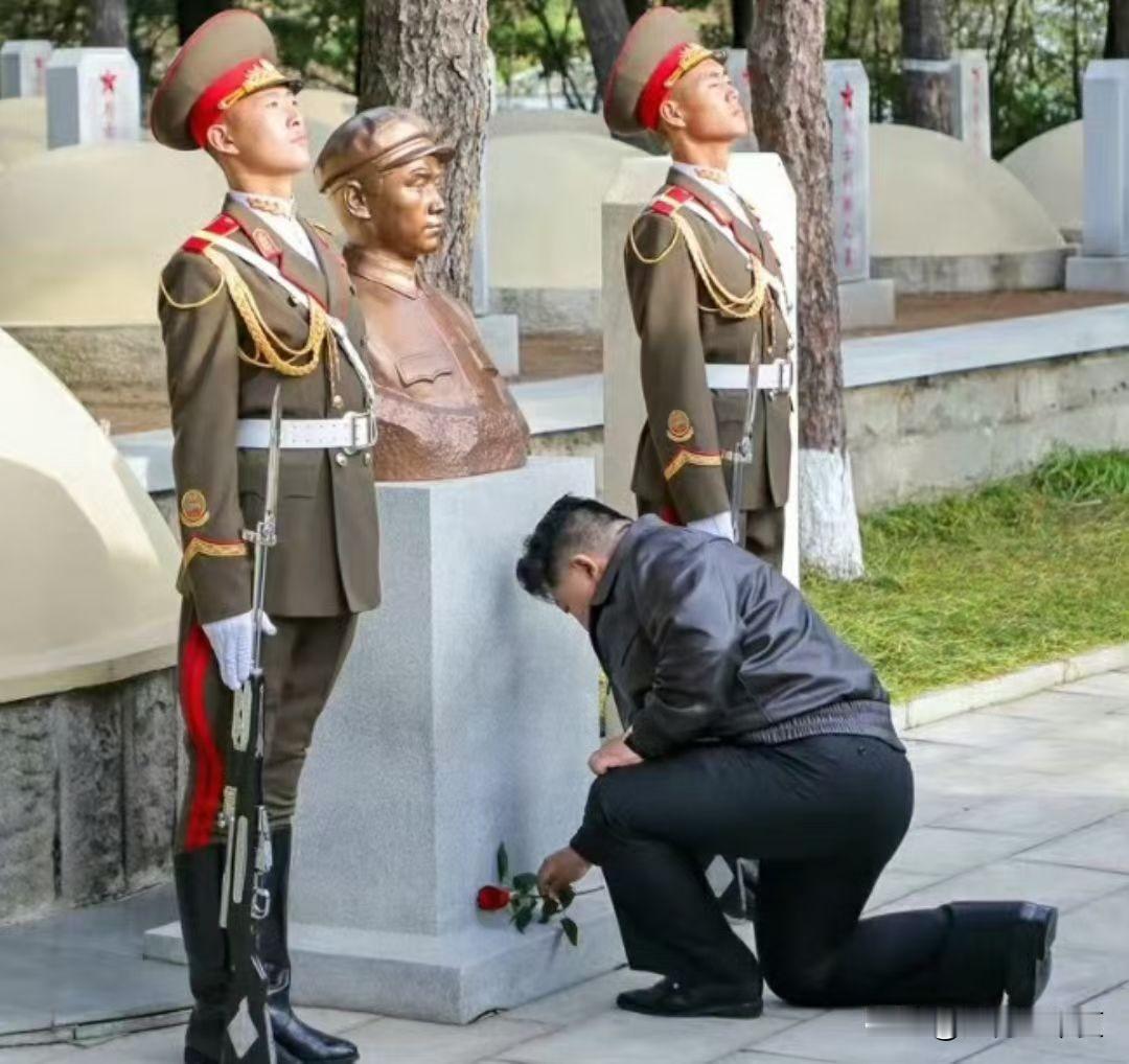 金正恩单漆跪地给毛岸英墓献花。