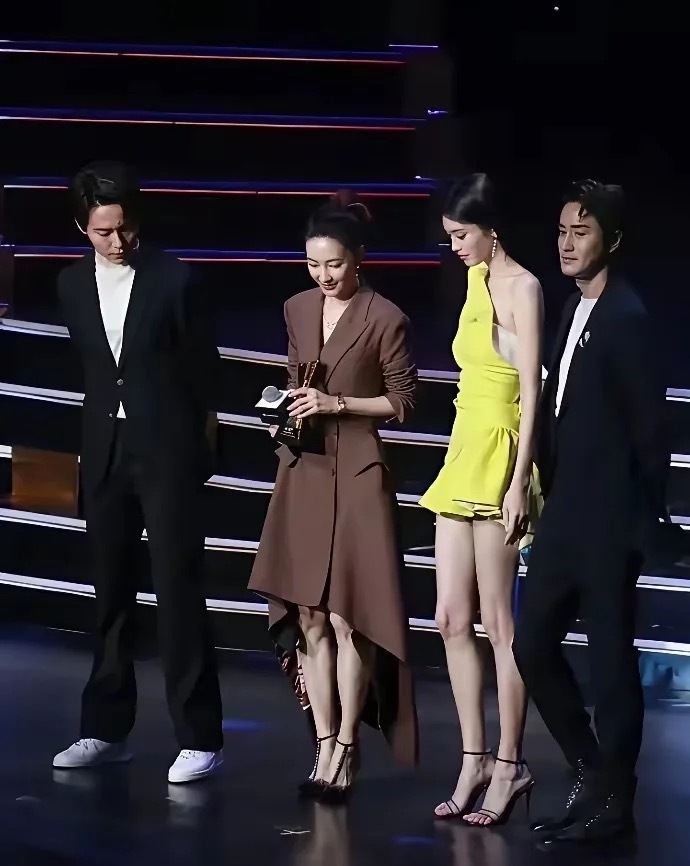 这种鞋子穿着不累吗，还是已经习惯了，王丽坤的脚和地面有90°了 