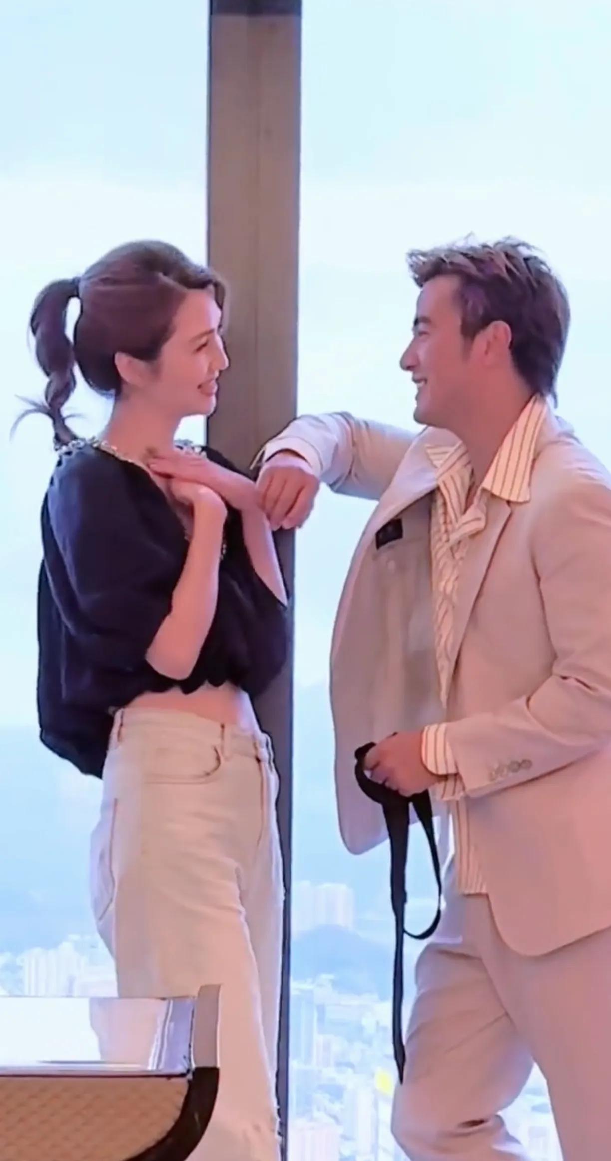 55岁的洪欣太美了，身材脸蛋都保养的像小姑娘一样。