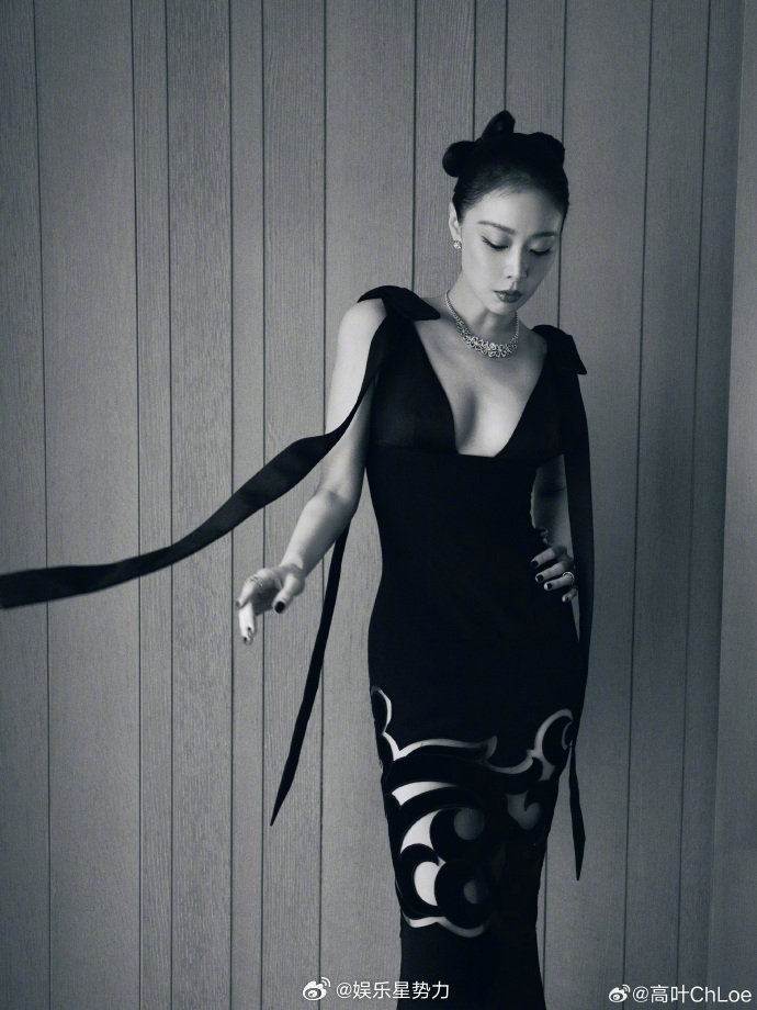 高叶出发图向上气场全开 不借光、不刻意，高叶本身就是焦点！微博之夜出发图气场拉满