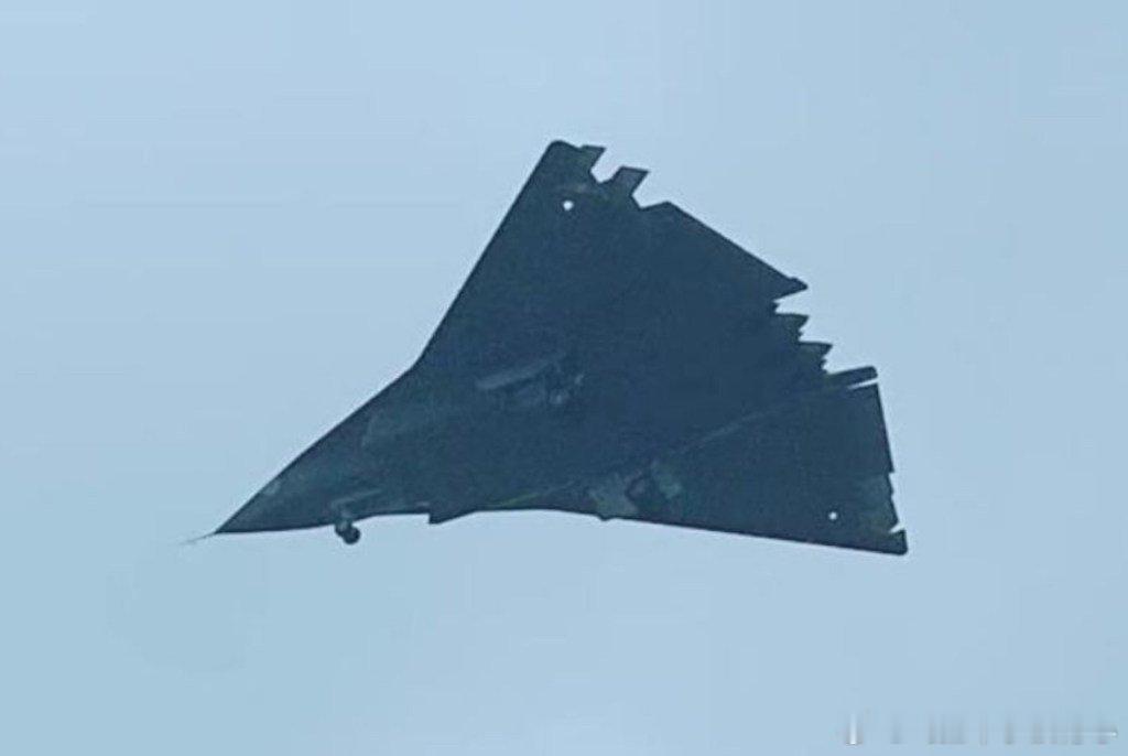 中国J-36战机加速迭代，意图拉开与美国的差距---作者：Gabriel Hon