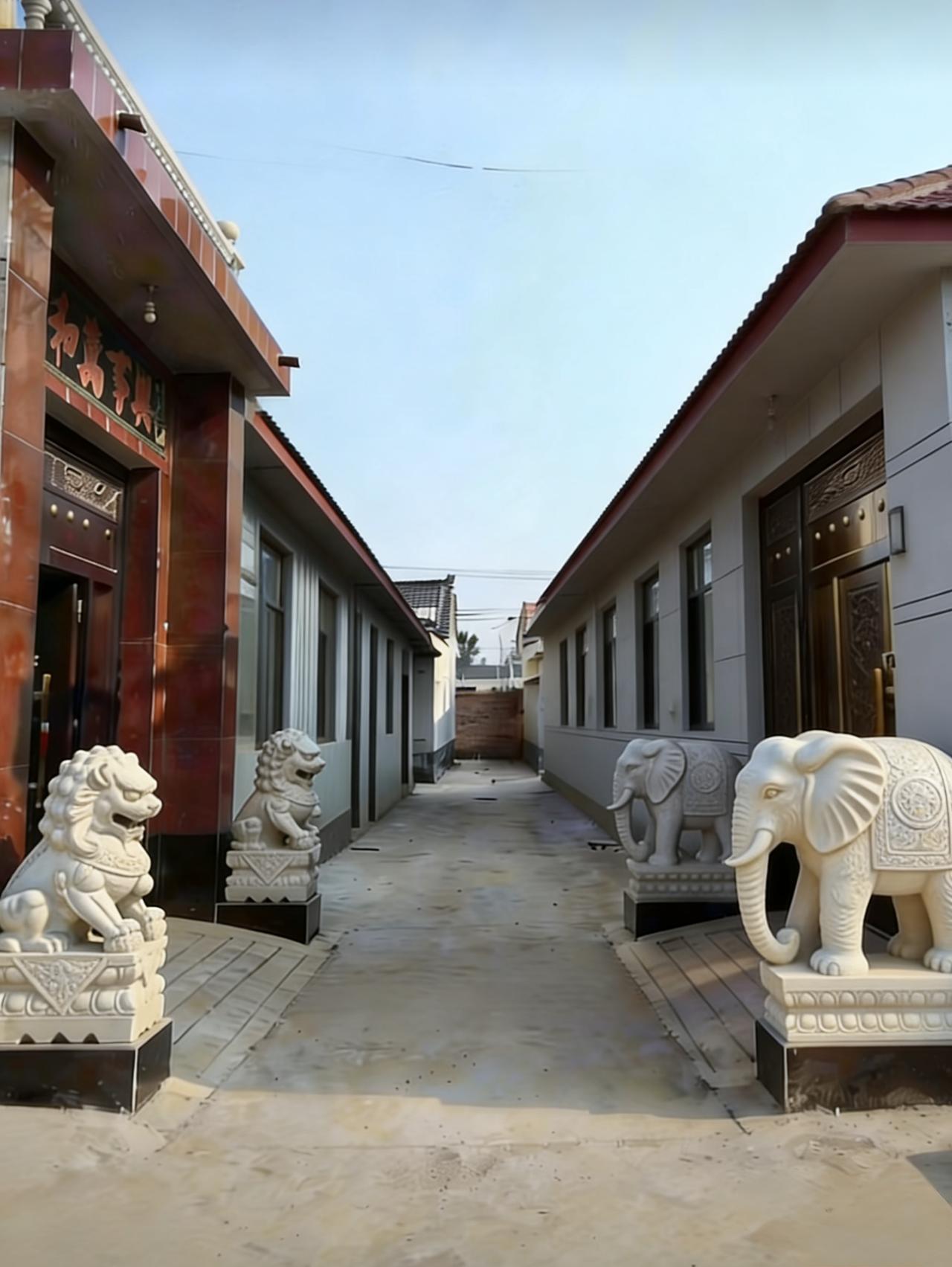 狮象镇宅：村口的无声较量
 
这张图里的两户人家，没吵没闹，却用门前的石雕摆了一