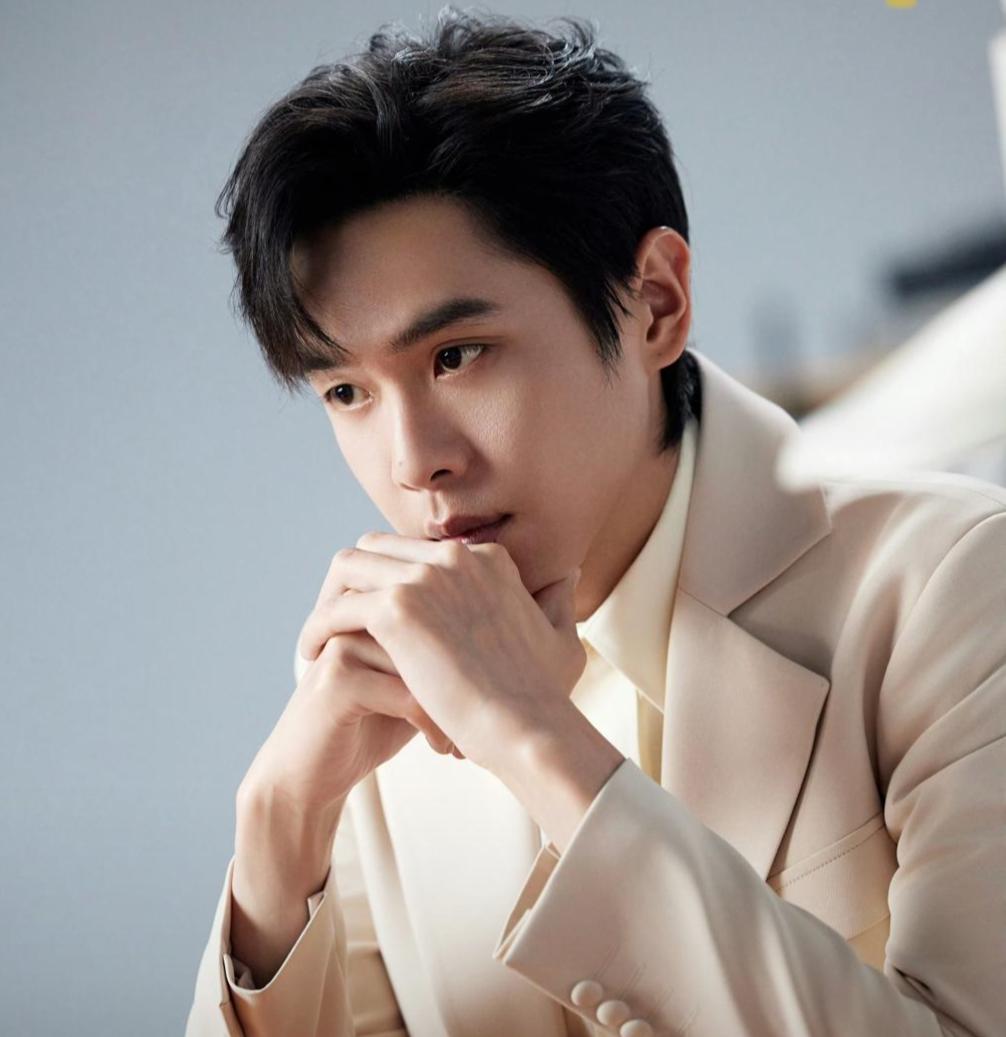 张若昀，深夜高调发文！4月3日深夜，一向低调的张若昀，突然在社交平台发文，仅12