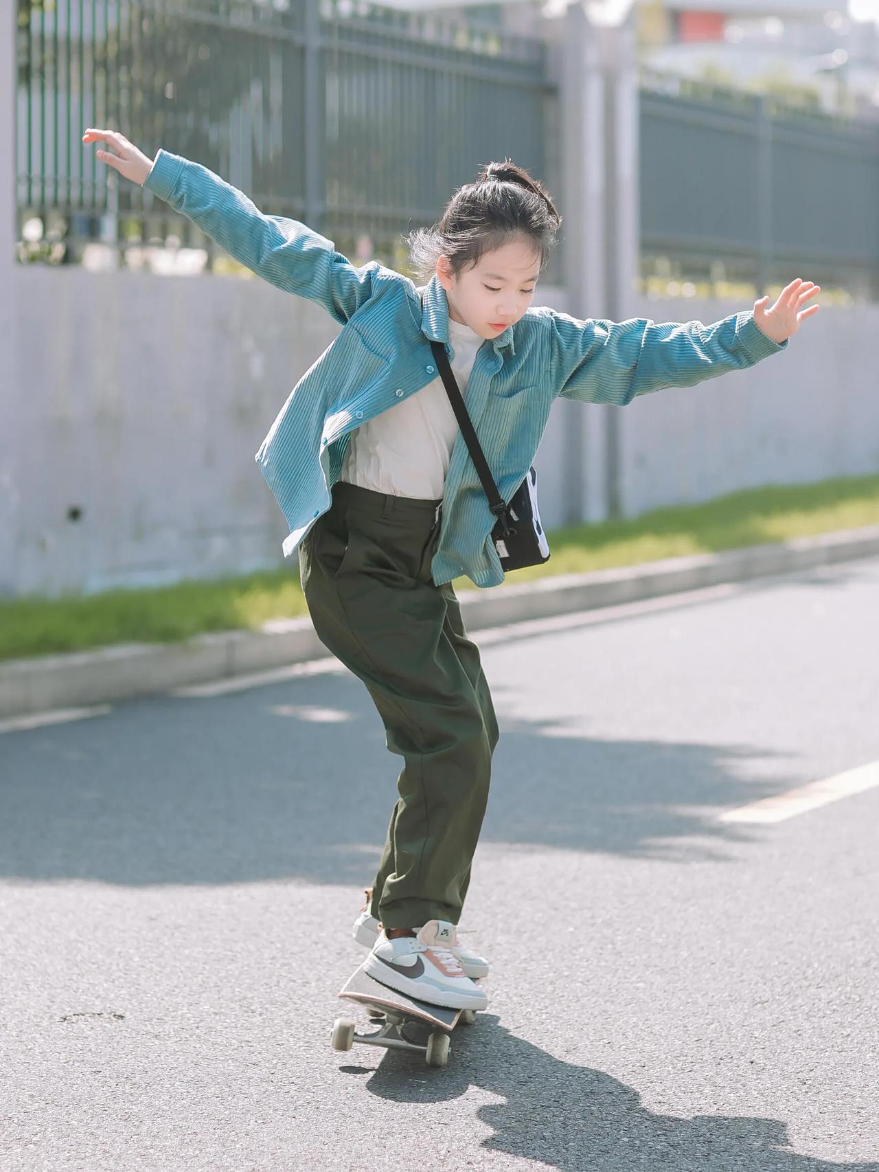 滑板女孩#时尚又有趣#酷风美少女#运动穿搭