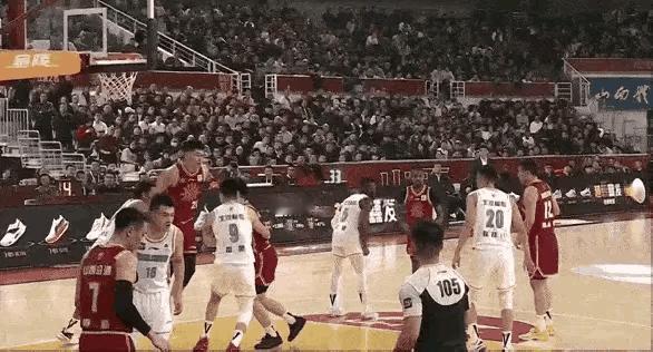 恶劣！翟小川这一脚，不管是不是有意，肯定是个违体动作。             