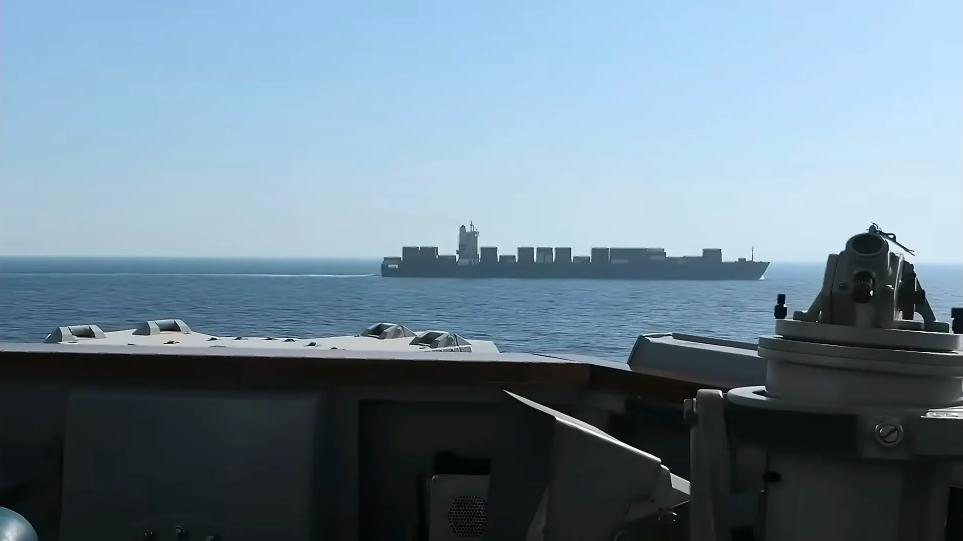 美国直接抢船了！
4月20日，据中东媒体透露，那艘被美军击中的伊朗货船已经被扣押