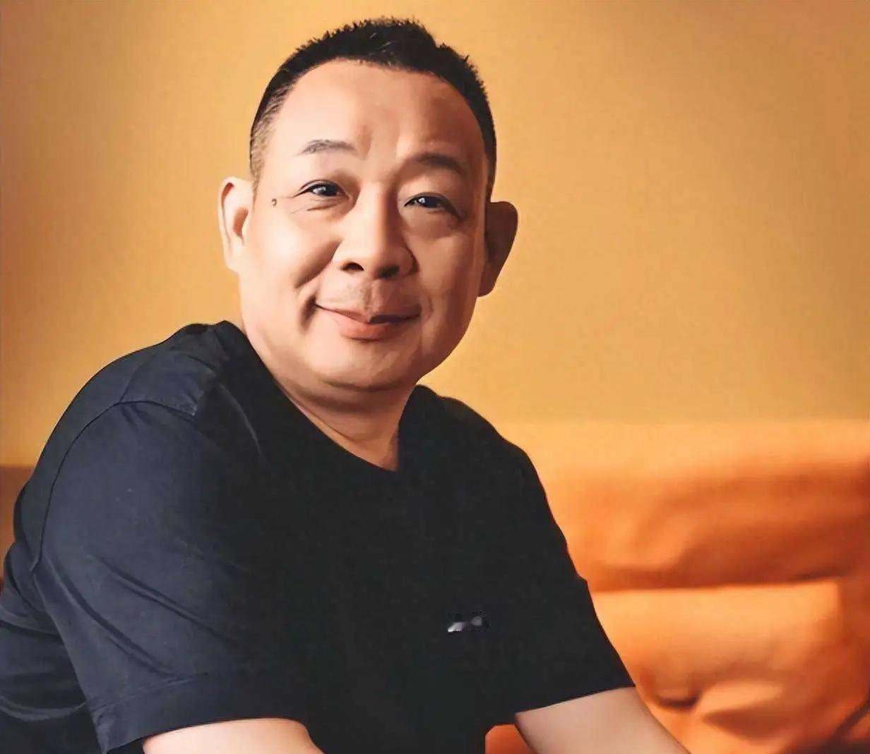 终于弄明白了
为什么于东来禁止员工互相借钱。不是怕员工没钱， 也不是不让同事互相