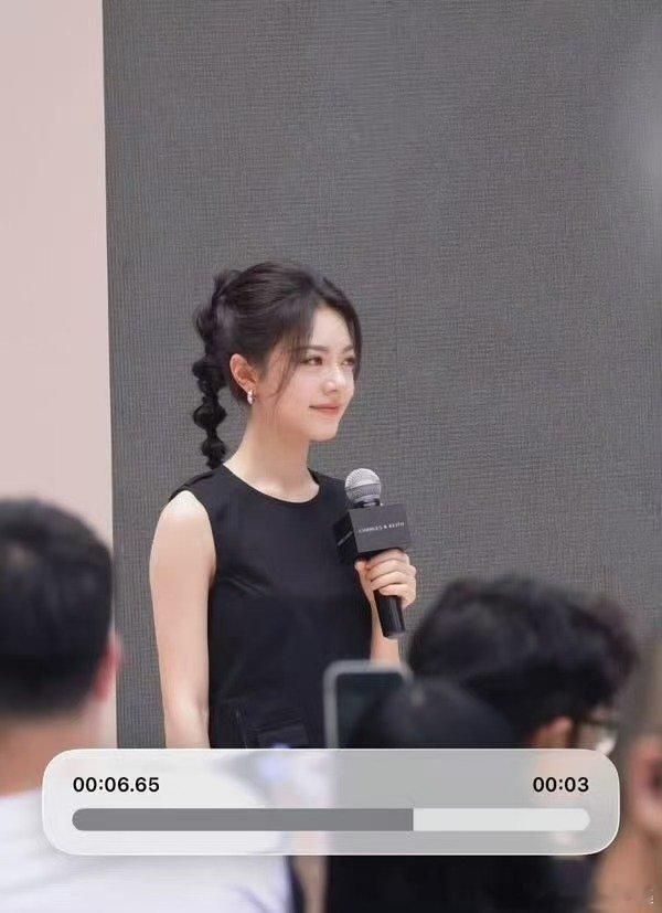 赵今麦小ck活动状态赵今麦成都线下活动造型甜笑比心太治愈，赵今麦小ck现场状态绝