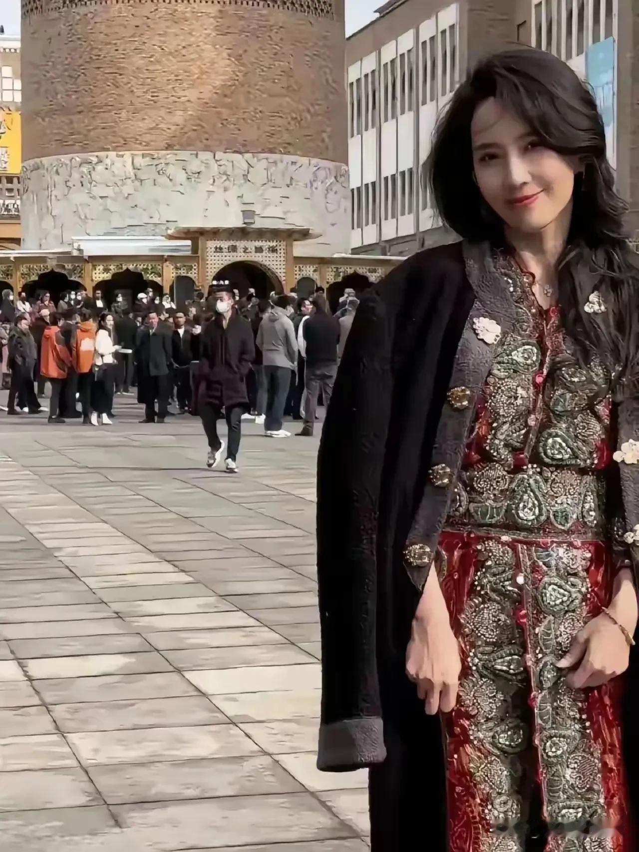 这个女人的眼神太销魂了，难怪久经花丛的汪峰都无法抵挡。
身材很不错， 表情也挺丰