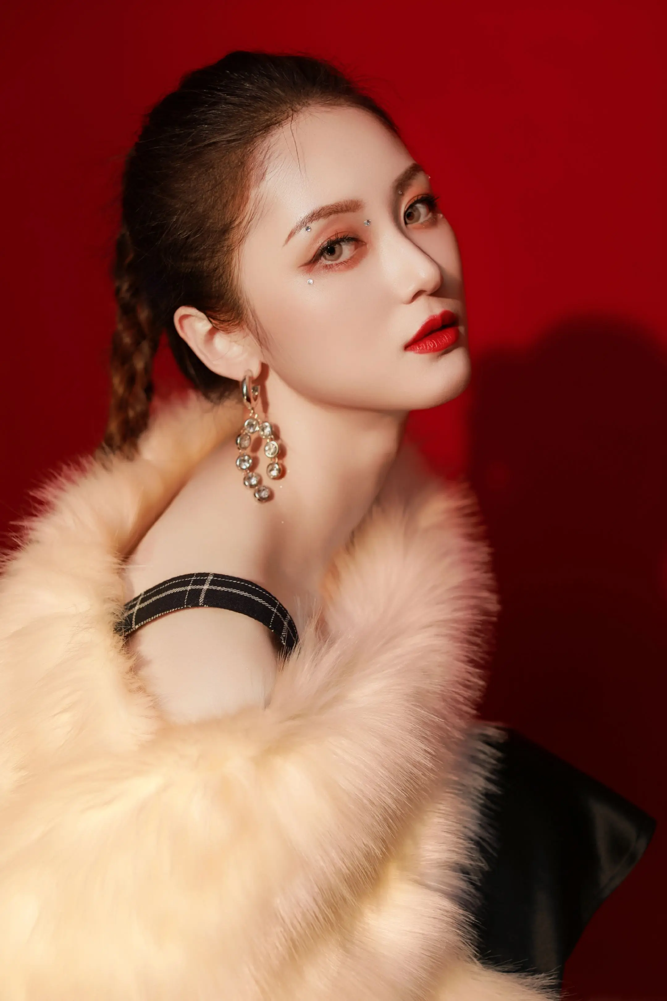 🔥红底大片太绝了！谁说红底只能拍证件照？高级红底+少女感穿搭=无敌显白氛围感✨