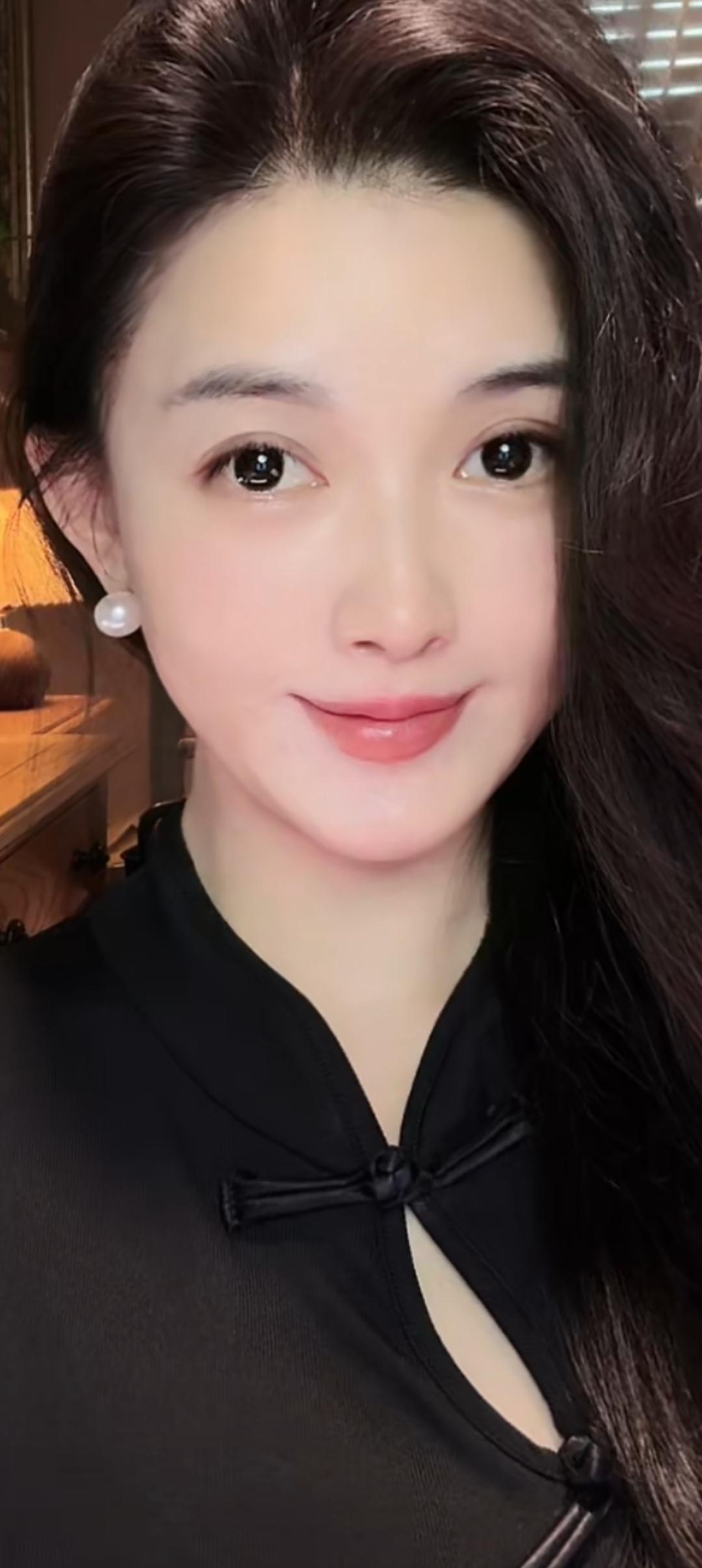 这位美女在微笑，好温柔。