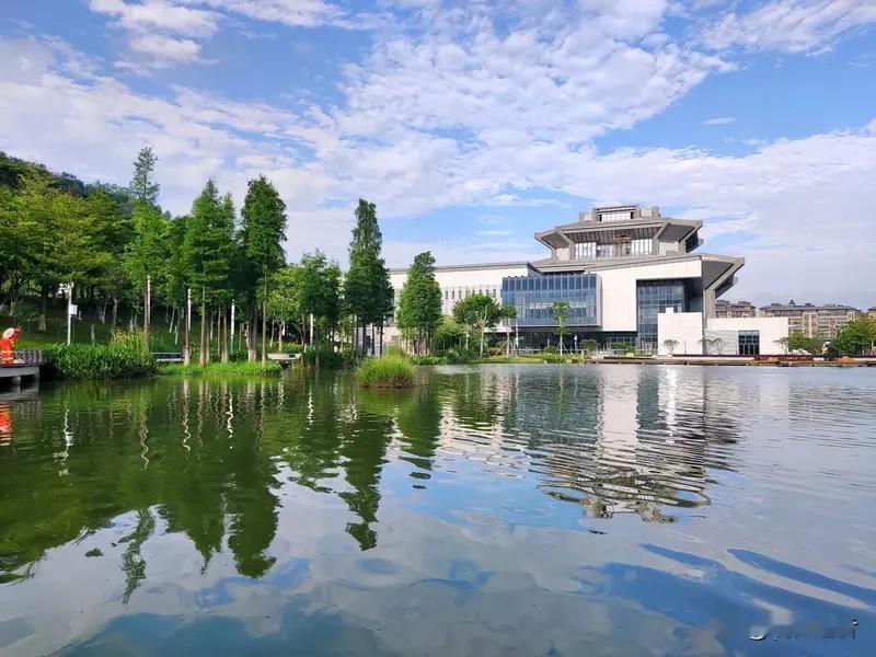 西樵山6000年采石遗址诉说远古传奇，听音湖飞瀑流泉谱写山水乐章，岭南理学圣地的