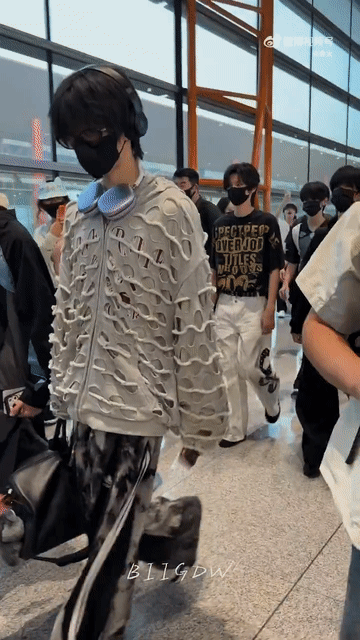 陈奕恒登机牌陈奕恒拿到了自己的应援机票，期待五公啊！ 