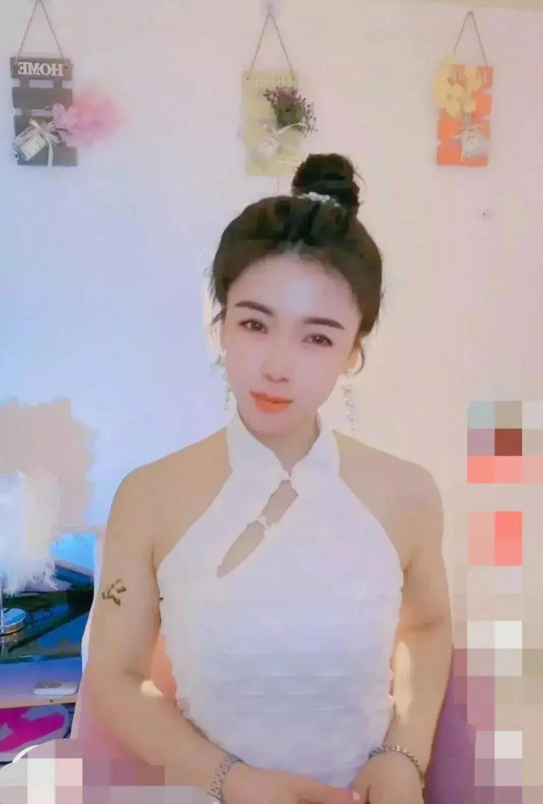 在某个直播间里，一位70岁的老太正在直播。她开始忘了开美颜，所以观众们看到了她真