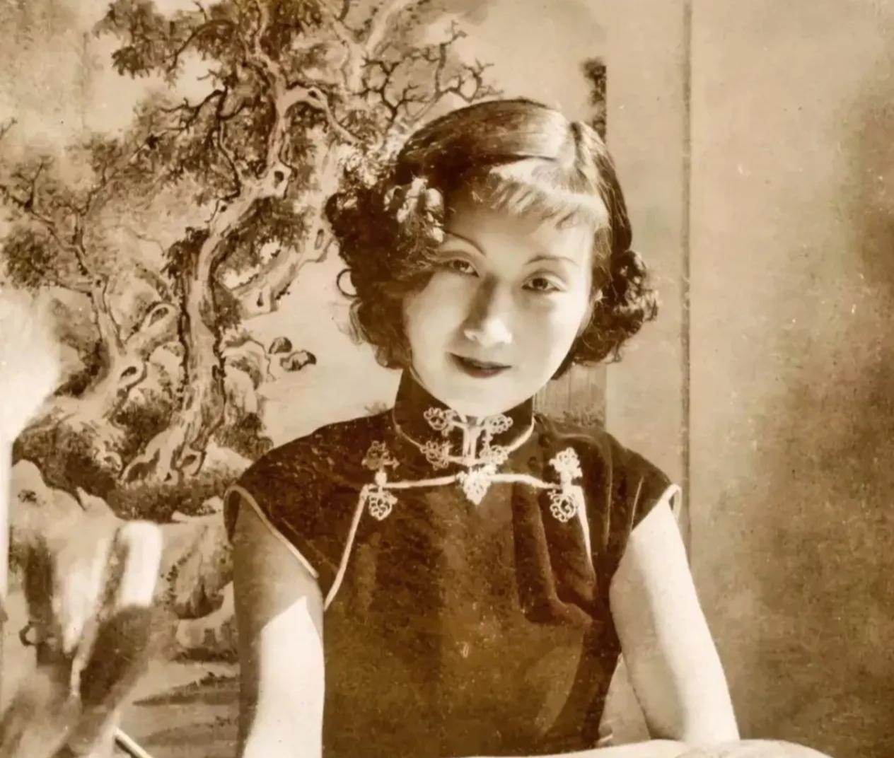 1927年，上海三大美女之一的国画家周炼霞结婚，婚后十分幸福。不料有一天丈夫出差