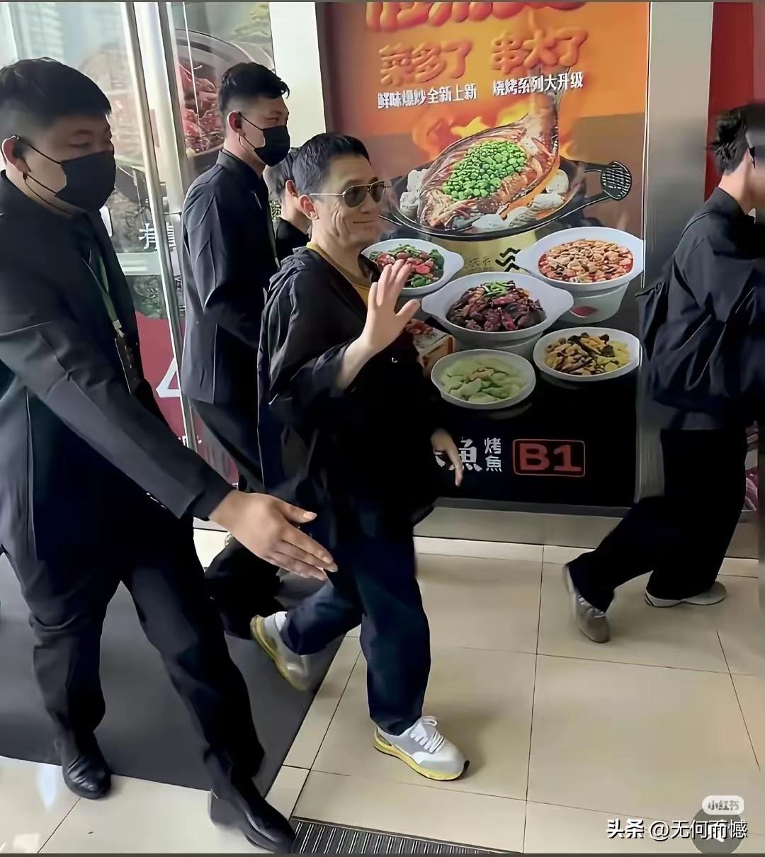 这个人不仅老了，满脸都是褶子，而且身材好像也变矮了，在荧幕中看到的形象，和这个形