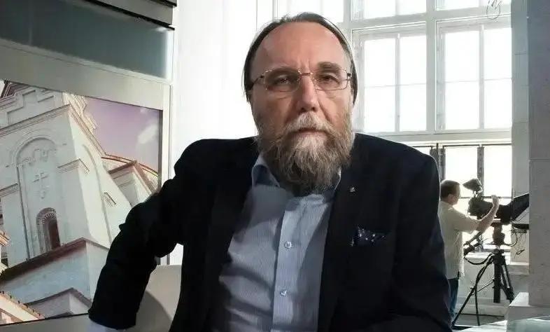 就在刚刚
 
俄罗斯学者杜金突然发声，提出对现代战争与台海局势的强烈警示。
 