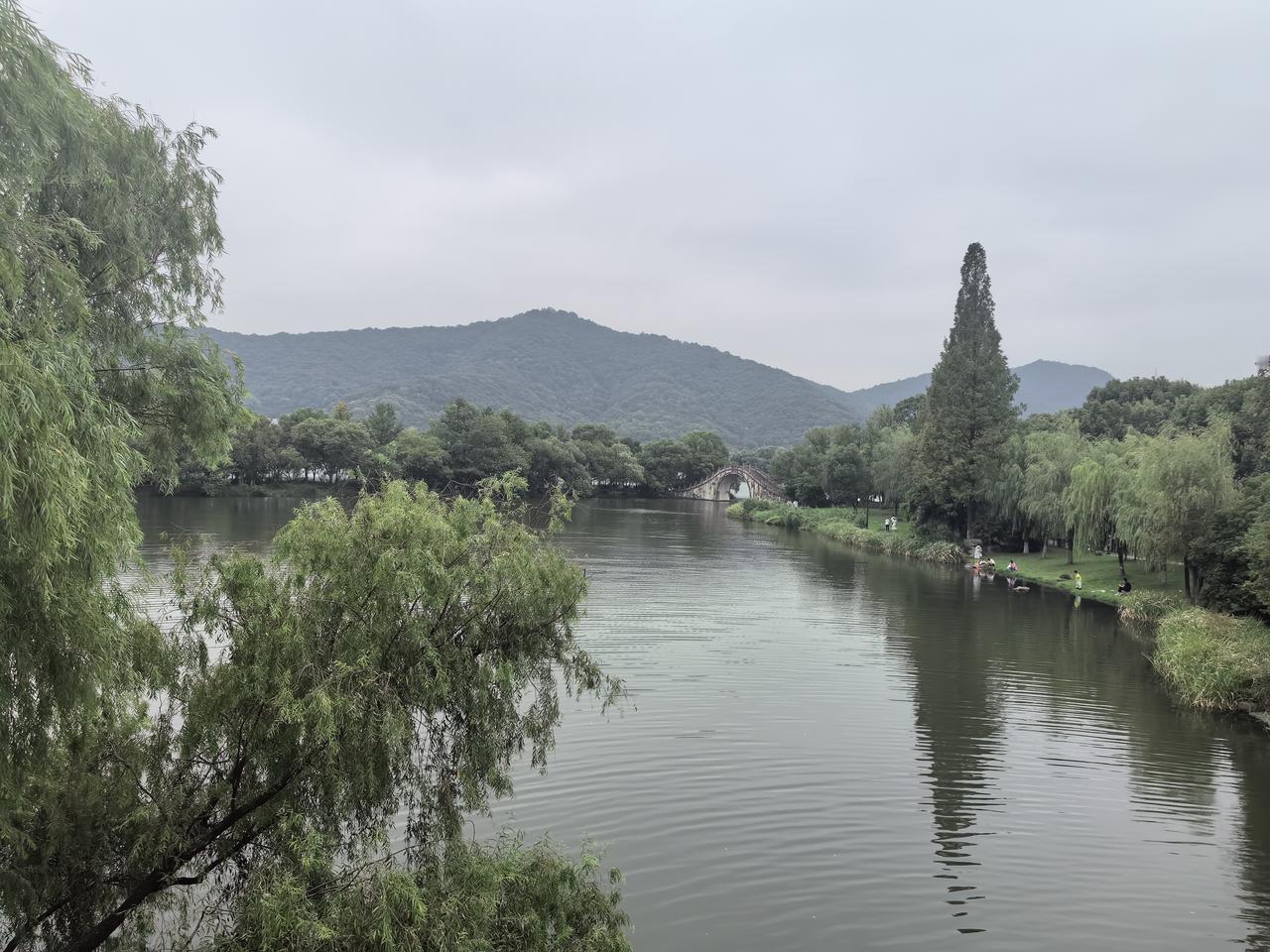 【湘湖秋水】
 
暮云垂落时，湘湖的水便褪尽了白日的喧嚣。风掠过芦苇荡，把细碎的