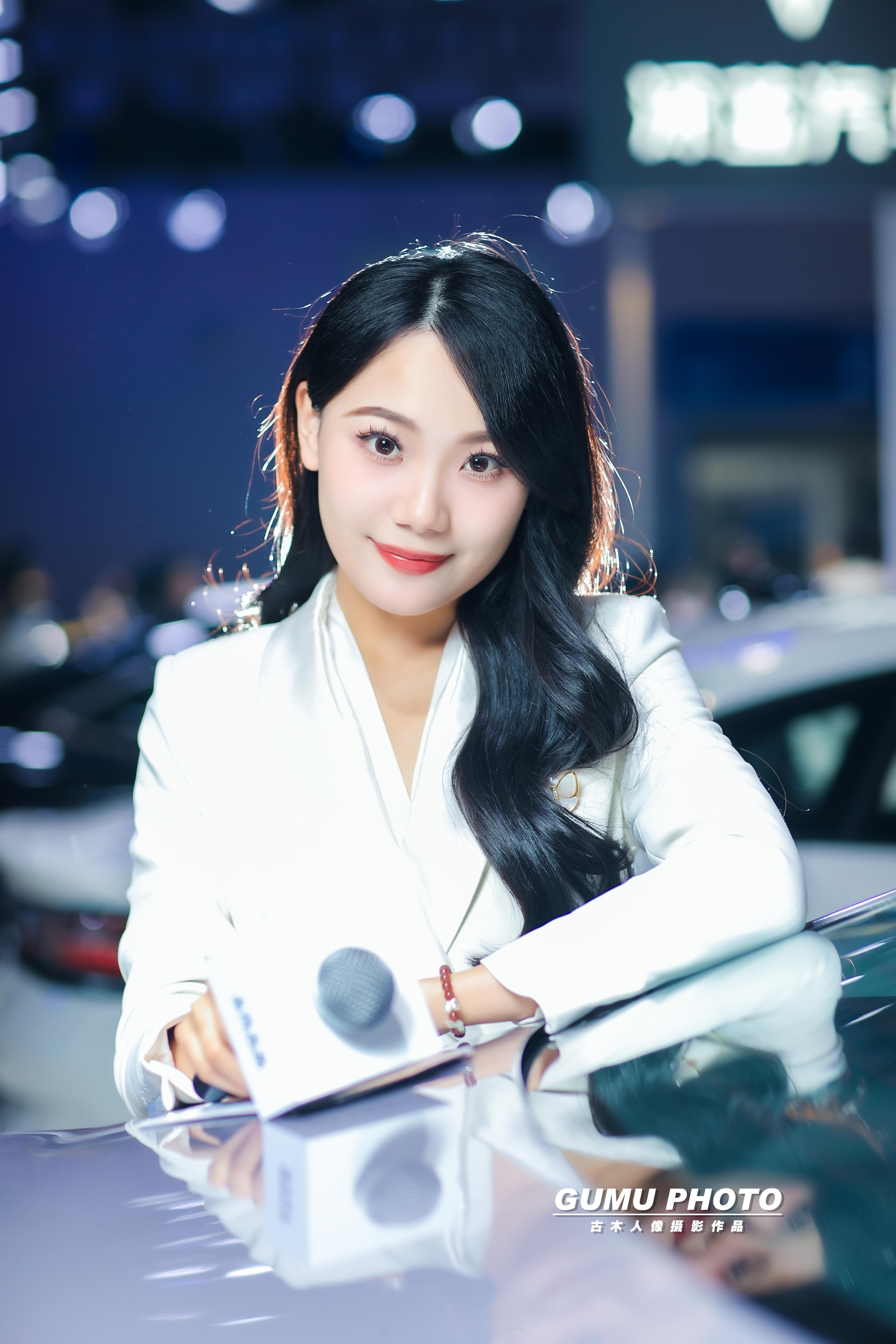 2025重庆汽车消费节上汽大众主持小姐姐 2025重庆汽车消费节 