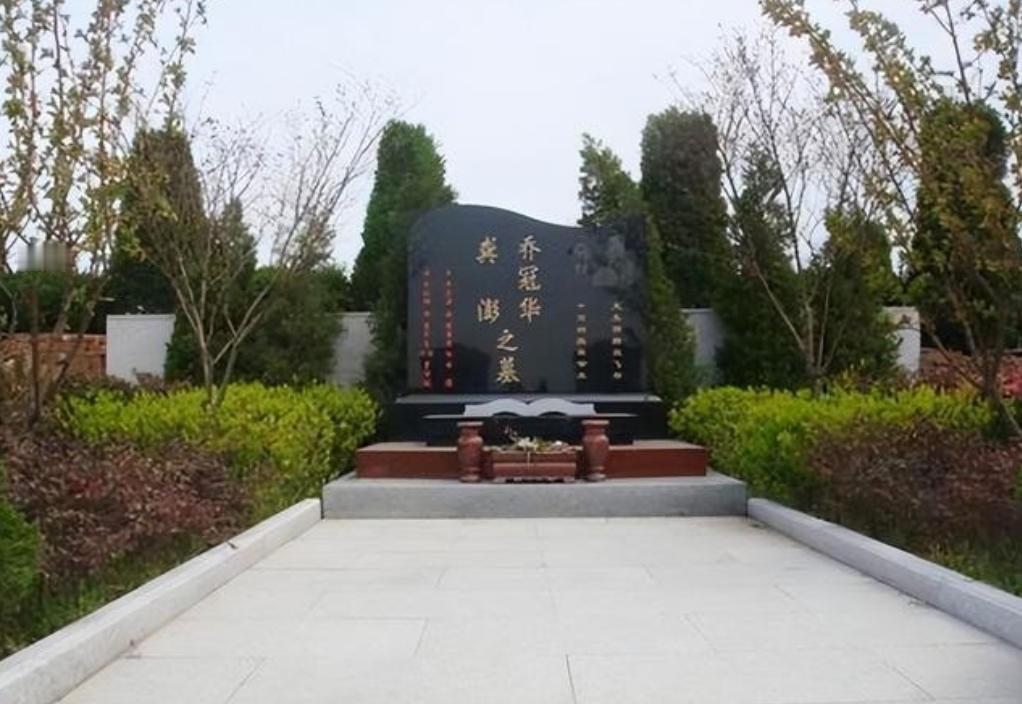 1985年乔冠华归葬故乡盐城遭到拒绝，妻子章含之无奈之下找到一个人帮忙，此人在当