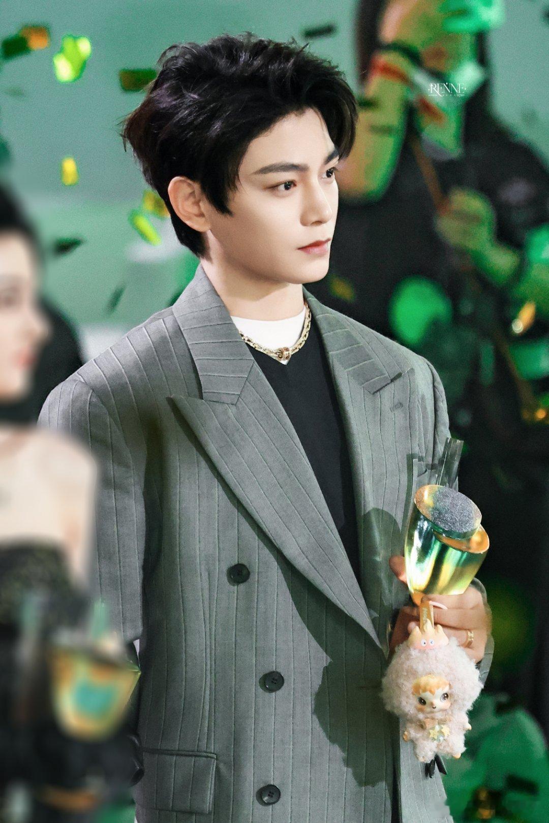 丁禹兮获奖发言 dyx丁禹兮获评三级演员职称 岁月如霜,迷蒙了世界光怪陆离,却掩