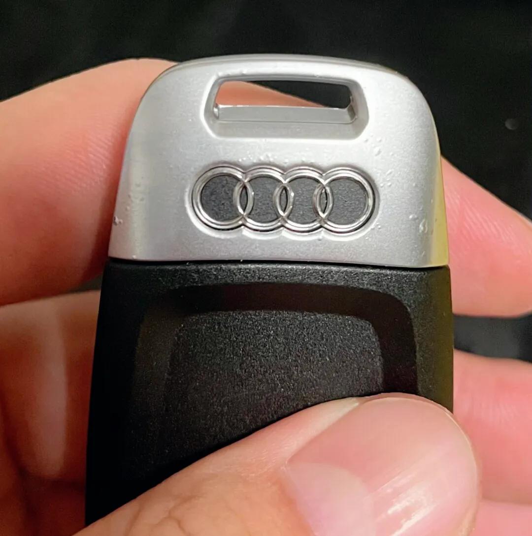 这是奥迪的通病吗？只用了2年多的钥匙掉漆了！在正常不过的使用环境，绝大部分时间都