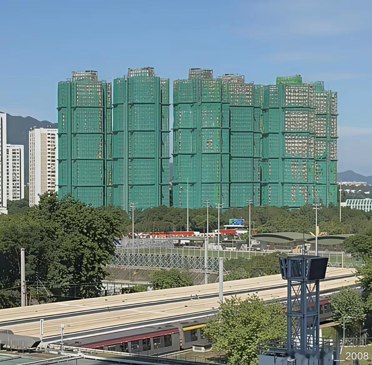 香港大浦火灾前后的对比图，真是太惨了。 