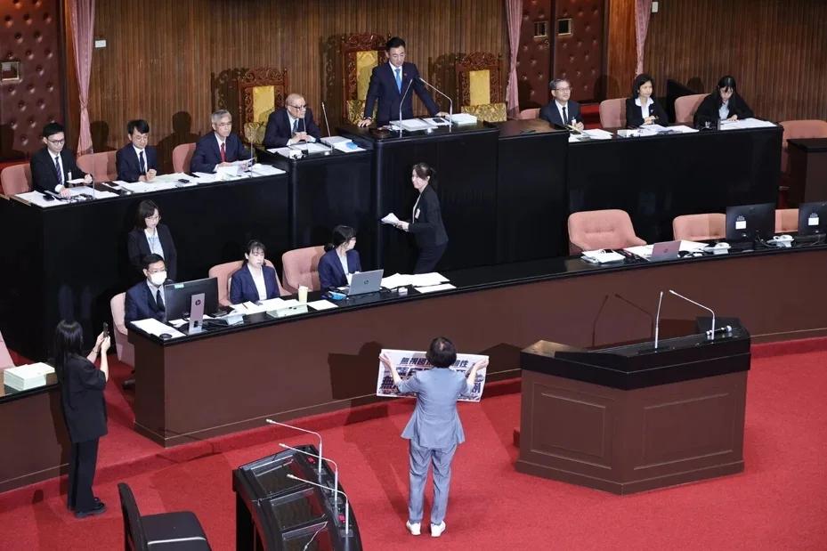 何欣纯六次向江启臣鞠躬喊“别挡无人机”，蓝营炸锅：鳄鱼眼泪、拒选举作秀

蓝白党