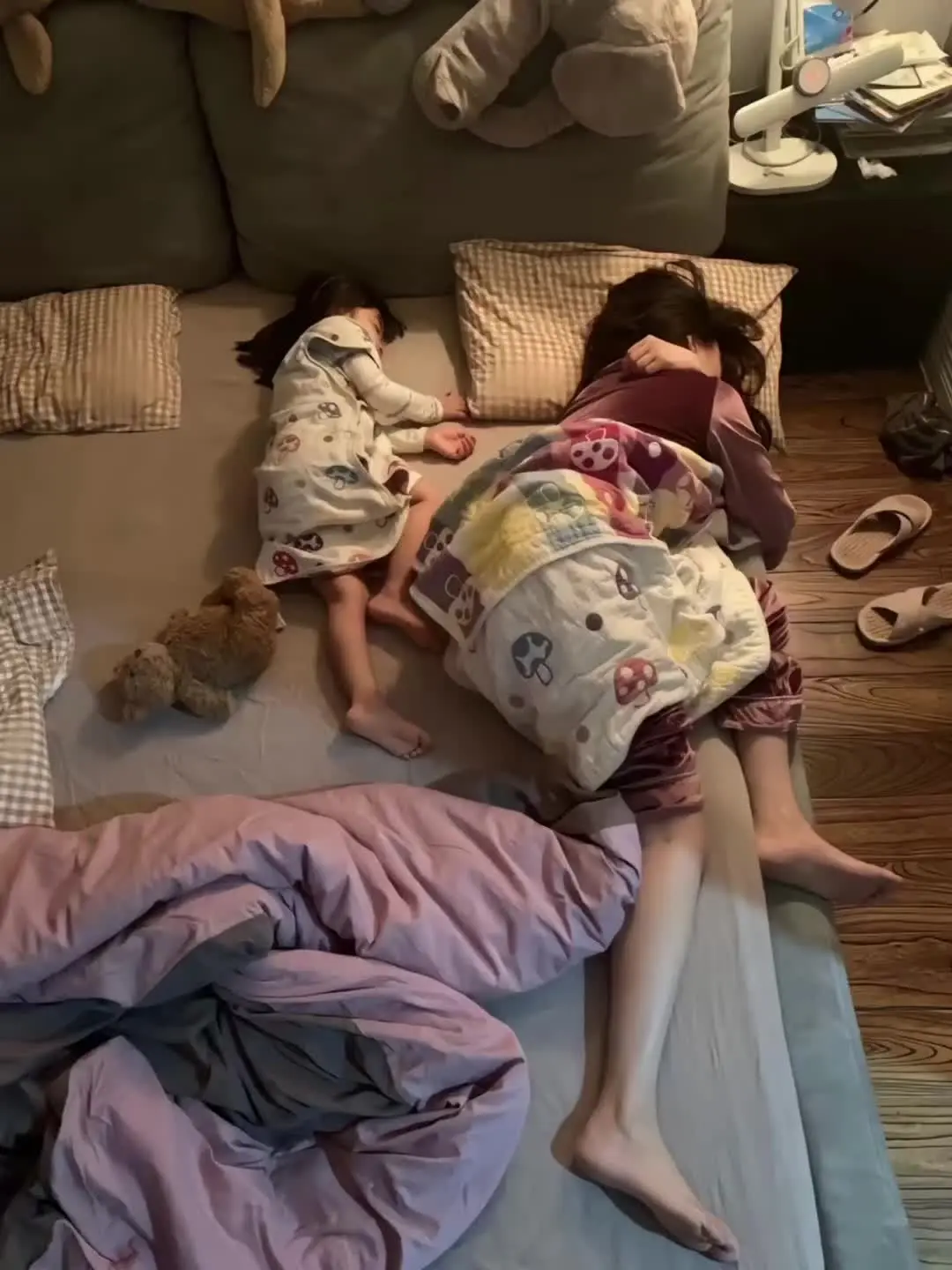 我的女孩给我生了一个跟她一模一样的小女孩