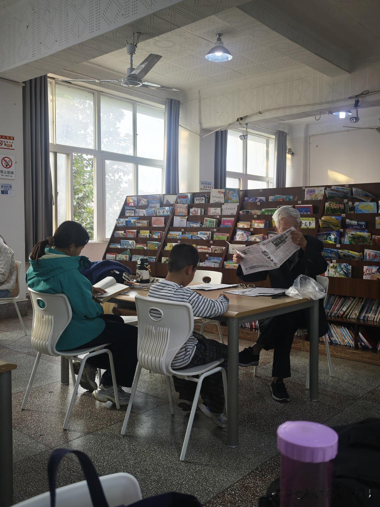 晒图笔记大赛言传身教的作用远远大于空洞的说教。今天在图书馆看到前面一桌，恰好是常