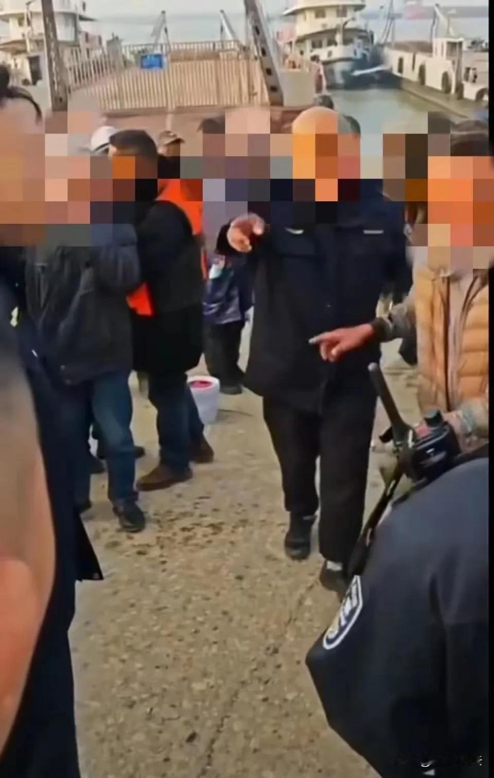 湖南岳阳，几名男子在某渡口钓鱼时，突然围上来了十来名渔政部门的工作人员，说是不准