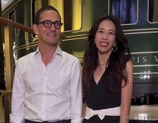 莫文蔚牵手老公出席活动，两人笑开怀 ，她一身连衣裙少女感拉满