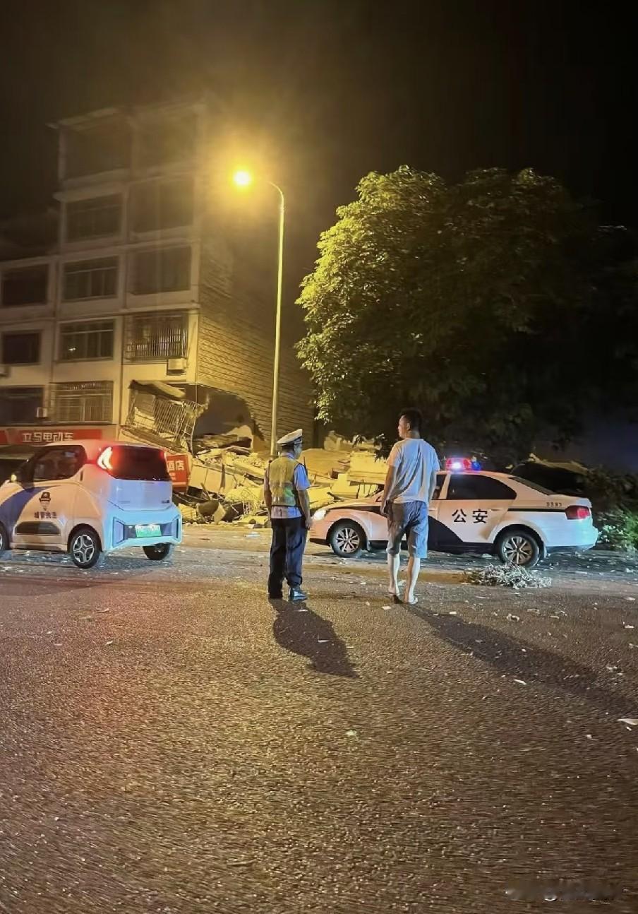 7小时连晃5次！柳州5.2级地震敲响全民防震警钟
 
5月18日凌晨，广西柳州突