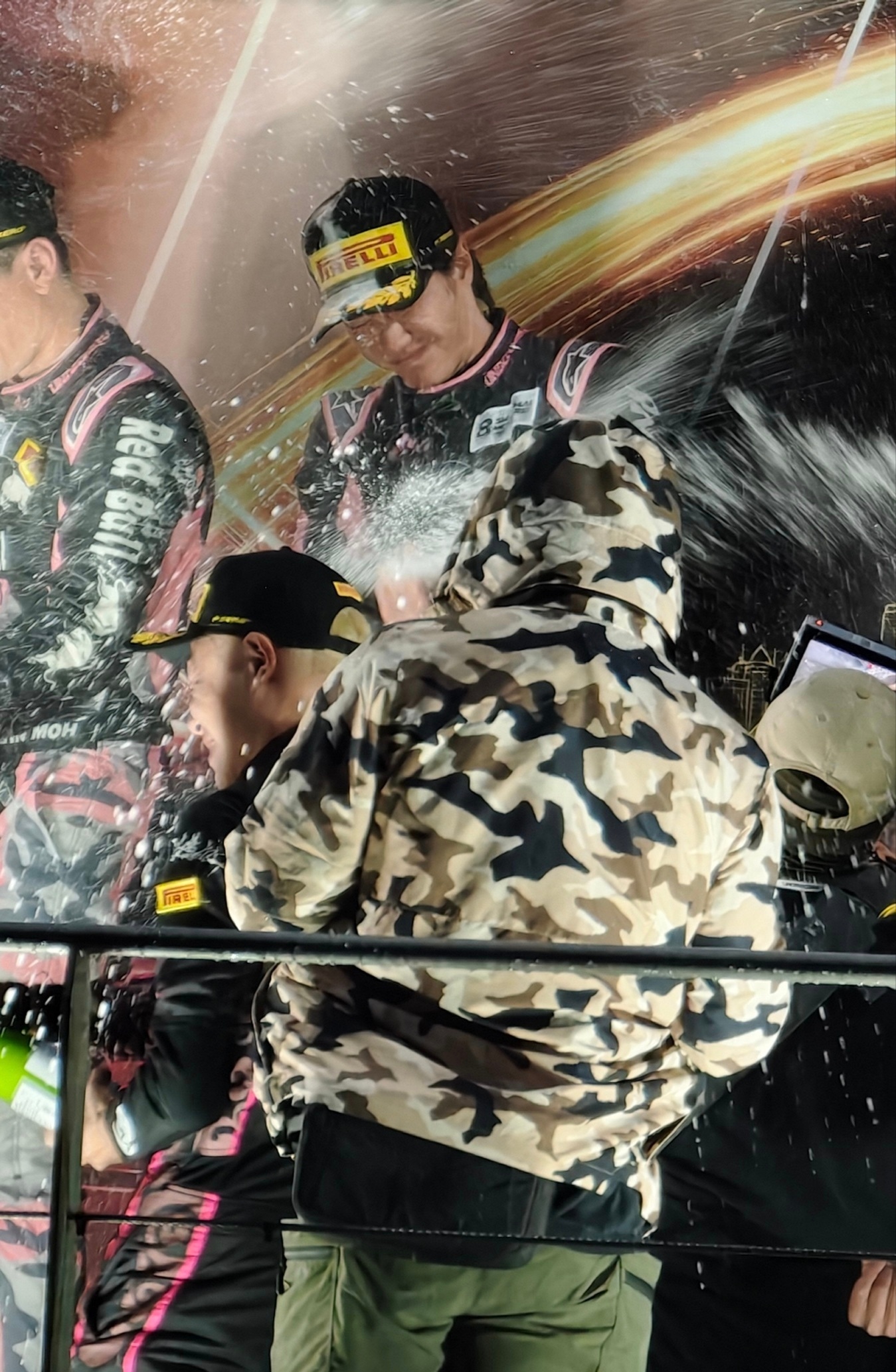 上线就看见博哥被喷了一身一脸的香槟🍾恭喜博哥又添奖杯一枚🏆 王一博领奖喷香槟