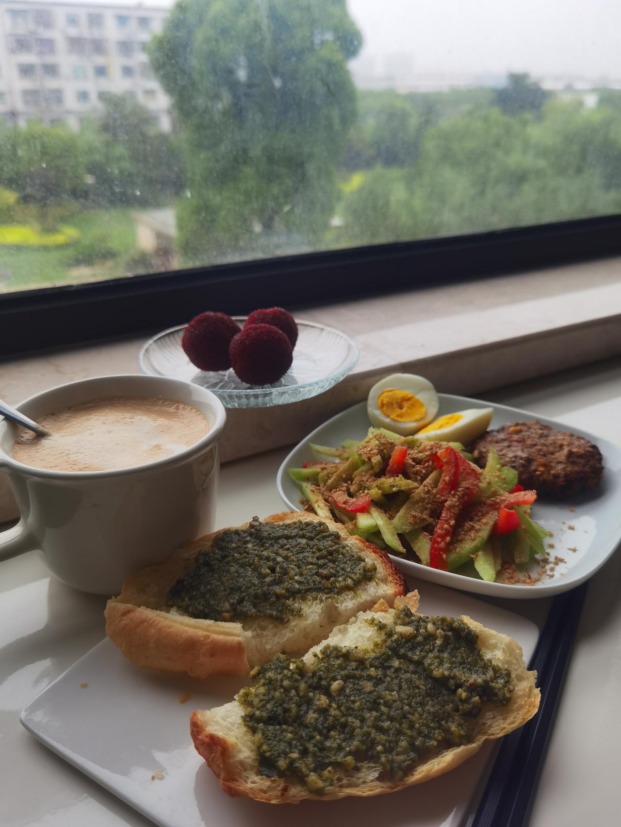 新的一周，从认真吃早餐开始。

有网友问我：能不能试试不加鸡蛋的面包？试了，今天