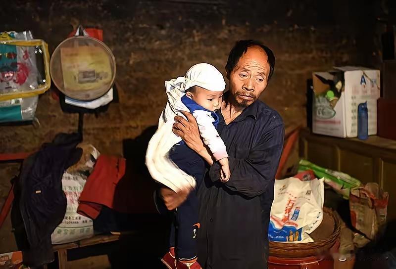 为啥以前不少单身男人愿意抱养孩子留个后人，现在明明法律允许，却很少有人动这个心思