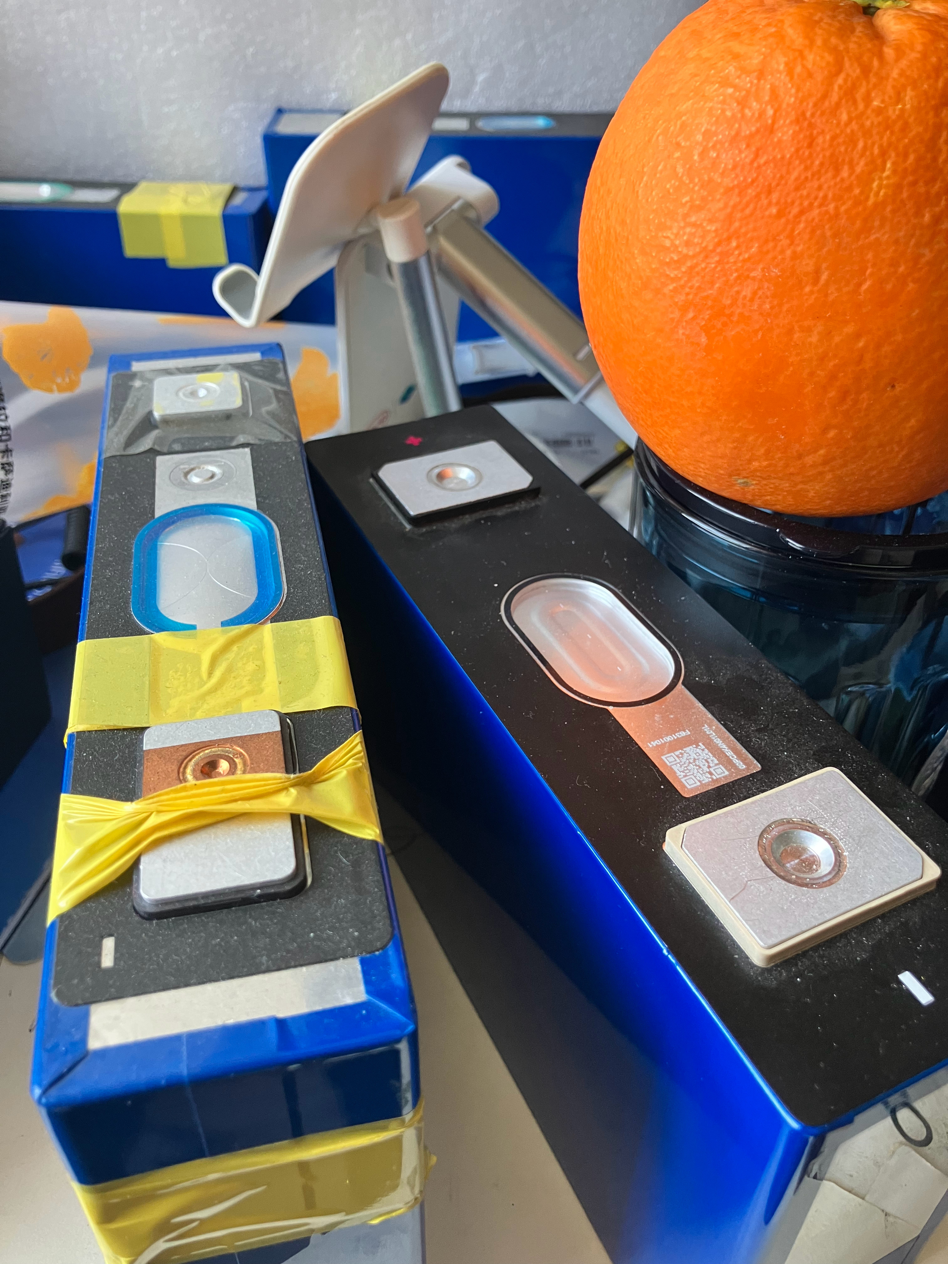 分别是欣旺达和宁德时代供应理想的电芯。要不要同时穿刺和加热？你们猜猜结果？