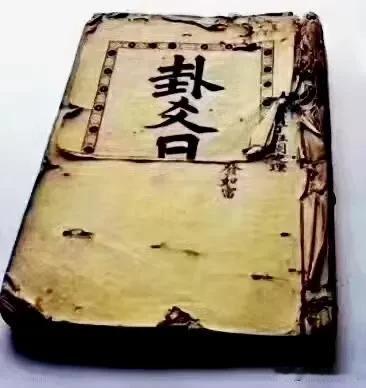 简介：此书为清代精抄本风水地理琼邑黄家珍藏，梁瓒臣氏珍藏，上下两册全，共72个筒