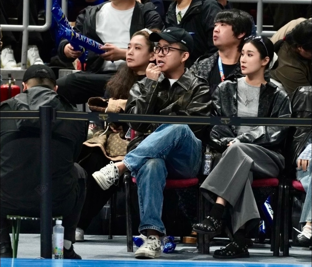 两口子又去看篮球赛了。 