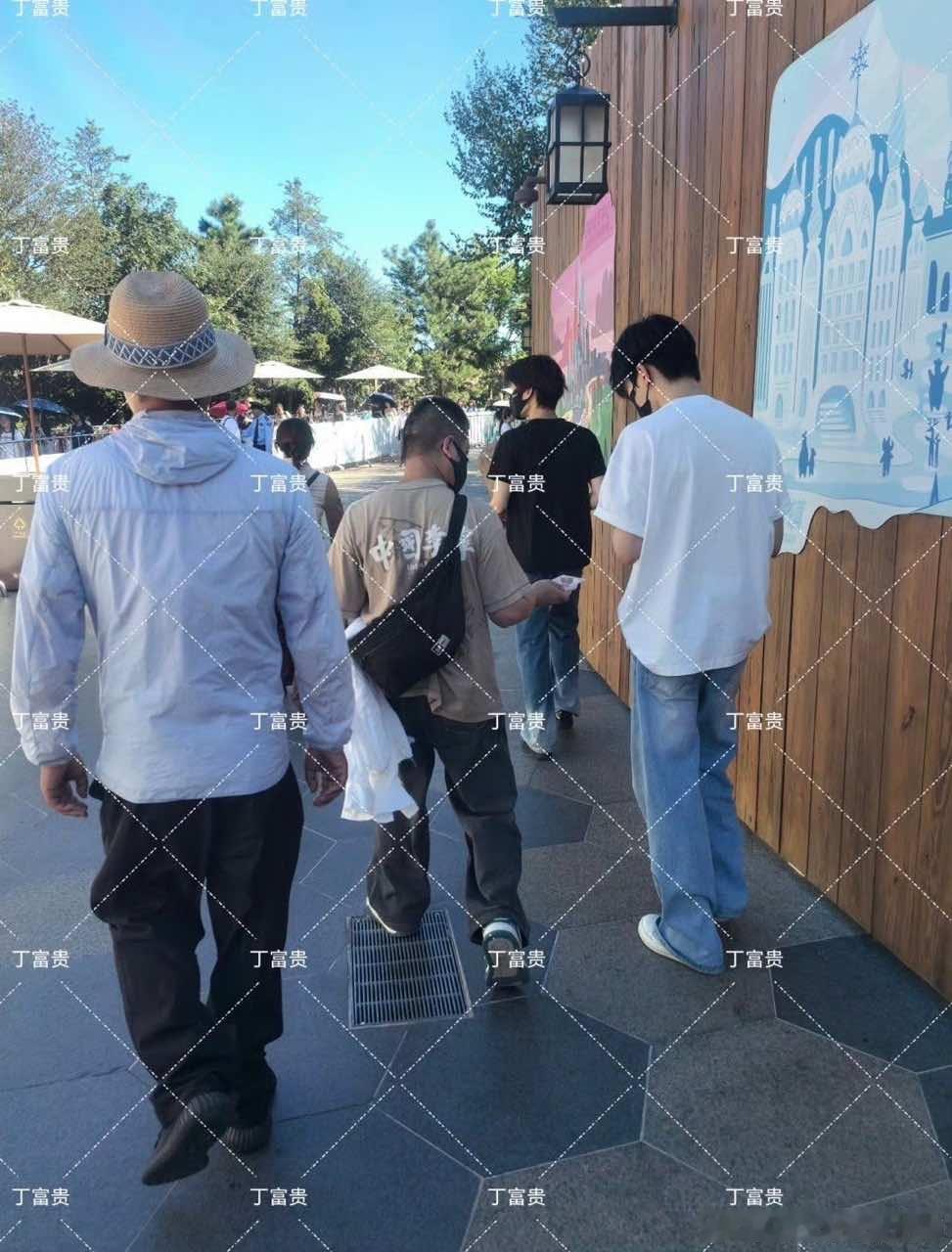 娱乐[超话]张真源和同学去迪士尼了迪士尼偶遇张真源和同学张真源和同学去迪士尼了 
