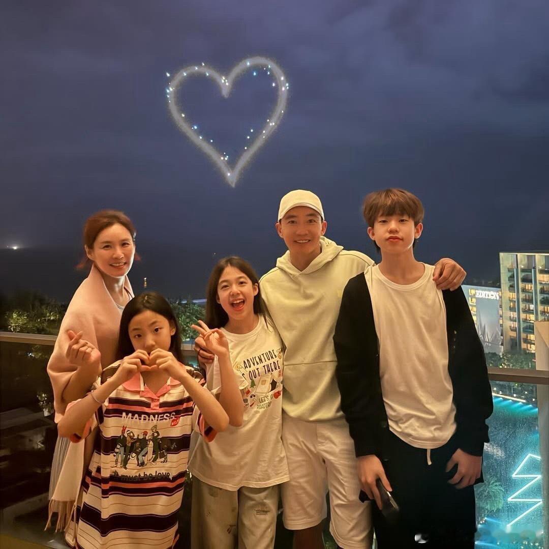 刘畊宏王婉霏一家五口爸爸最好看，田亮家也是 