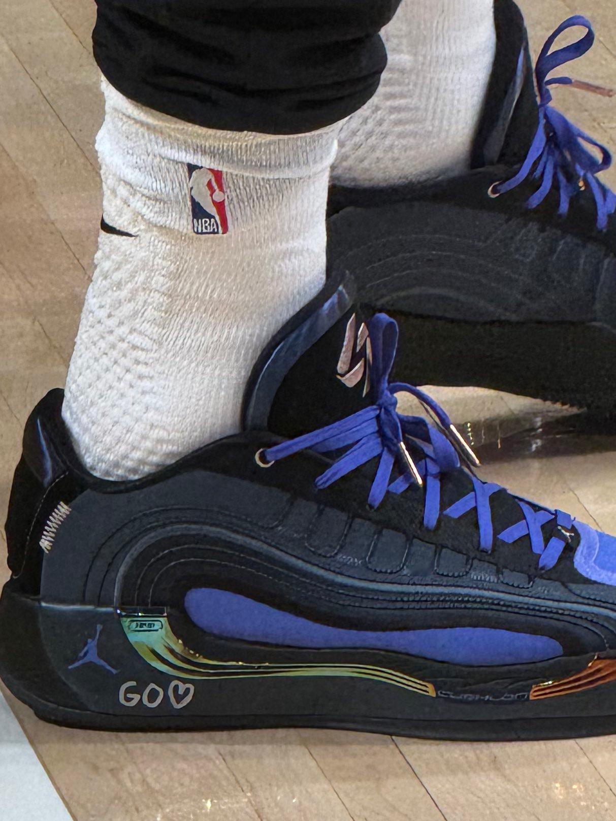 今天东契奇在自己鞋子上写了二闺女的名字马刺淘汰湖人东契奇东契奇