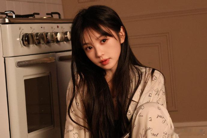 田曦薇 猫塑 谁懂啊！第一个给田曦薇做猫塑的人绝对是天才✨！古灵精怪的像极了小猫