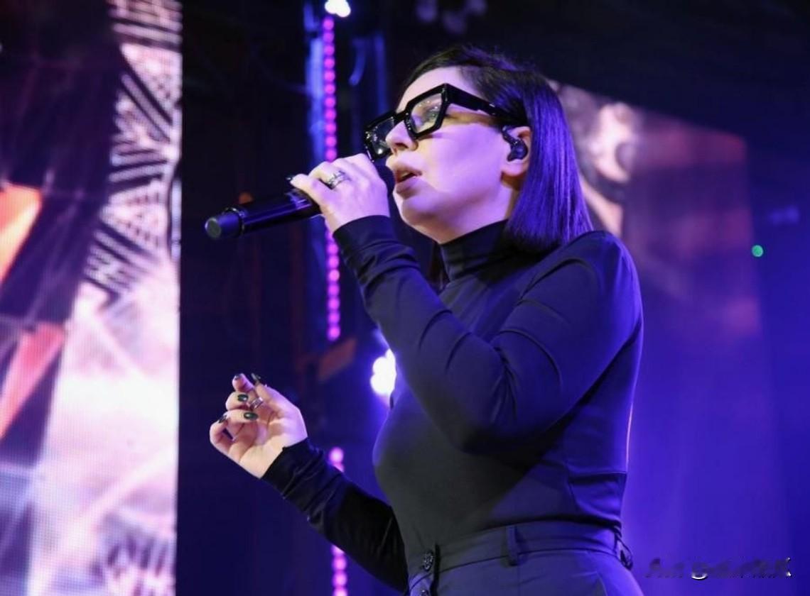 还有逆向的，这位歌手的真名是伊丽莎维塔·伊万齐娃，她出生于乌日霍罗德。艺名约尔卡