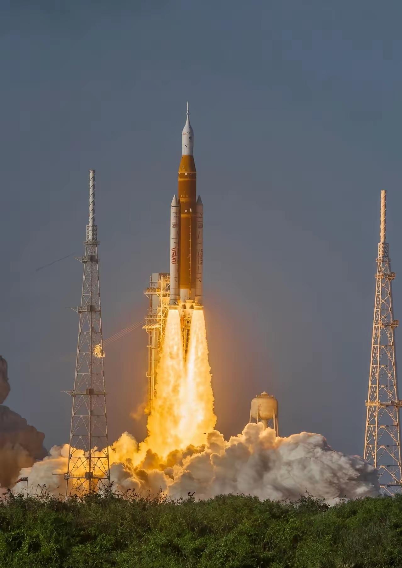 4月2日，美国的载人绕月飞船顺利的上了天，实力肯定还是有的。
但是，途中出了一点